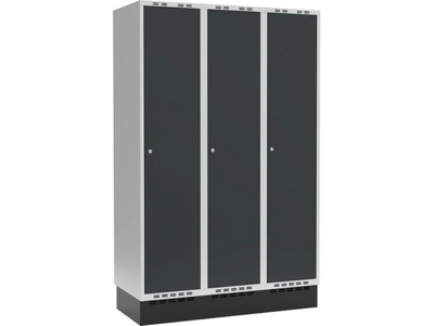 Garderobeskab 3x400mm
(1200x550x1902mm) m/sokkel og cylinderlås, lys grå m/antracit dør